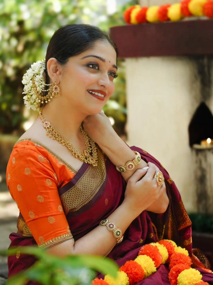 Amruta Phadke in an Extremely Lovely Marathi Look