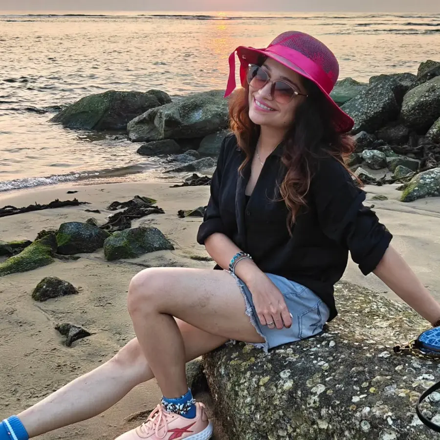 Amruta Phadke's Gorgeous Legs & Thighs