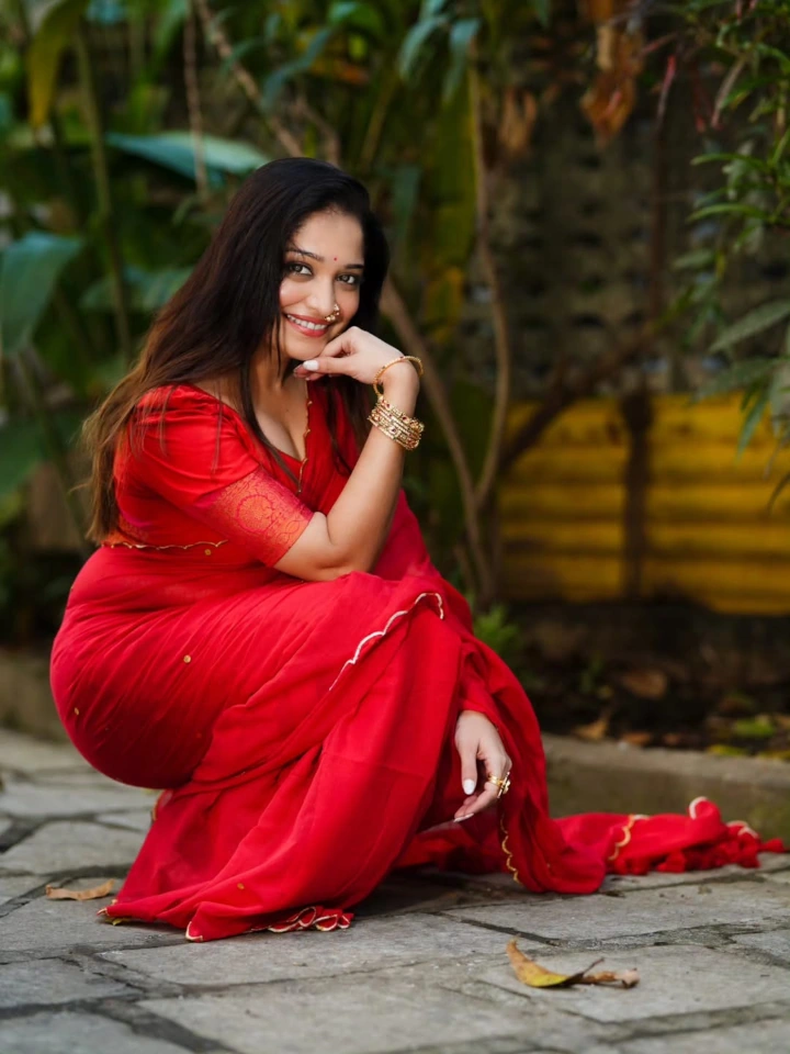 Amruta Phadke's Hot Cleavage