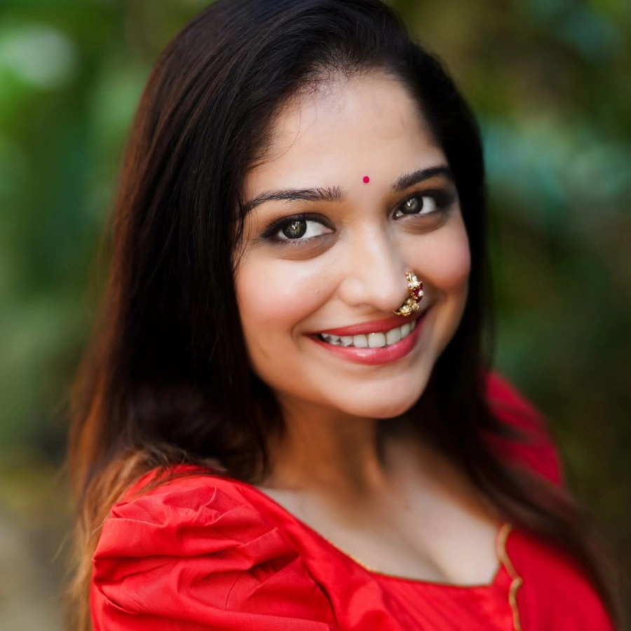 Amruta Phadke's Hottest and Cutest Cleavage