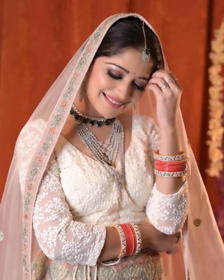 Amruta Phadke's Looks