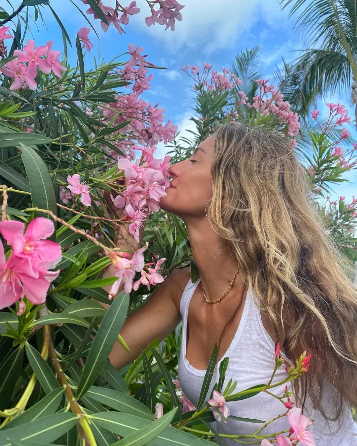 Gisele Bündchen in Extreme Hot Western Outfit